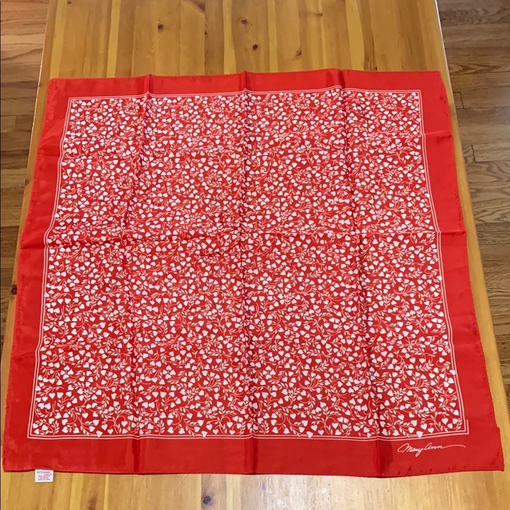 Vintage Hallmark signed Mary Ann, Red and White Floral Scarf, made in Japan - Picture 5 of 11